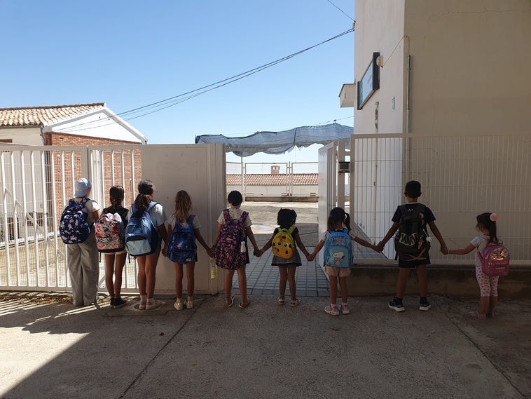 Las dos niñas de Cojáyar se reincorporan por fin al colegio una semana después del inicio