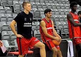 Elias Valtonen, junto a Pere Tomás y Khalifa Gaye, siguió el entrenamiento desde la banda.