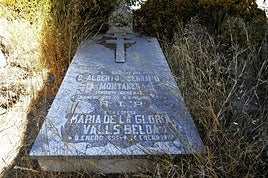 La tumba del general Alberto Serrano Montaner y su esposa María de la Gloria Walls, situada en el cementerio de Dúrcal