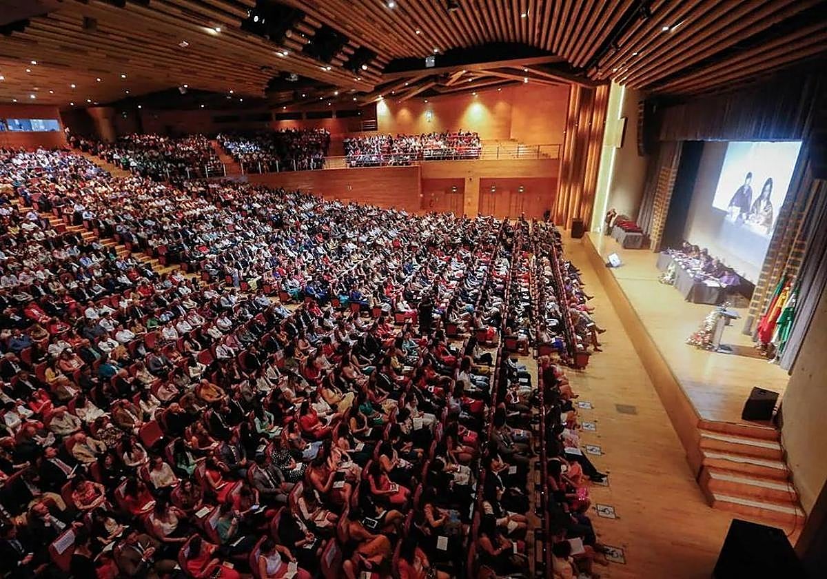 Una imagen del Palacio de Congresos con su sala principal llena.