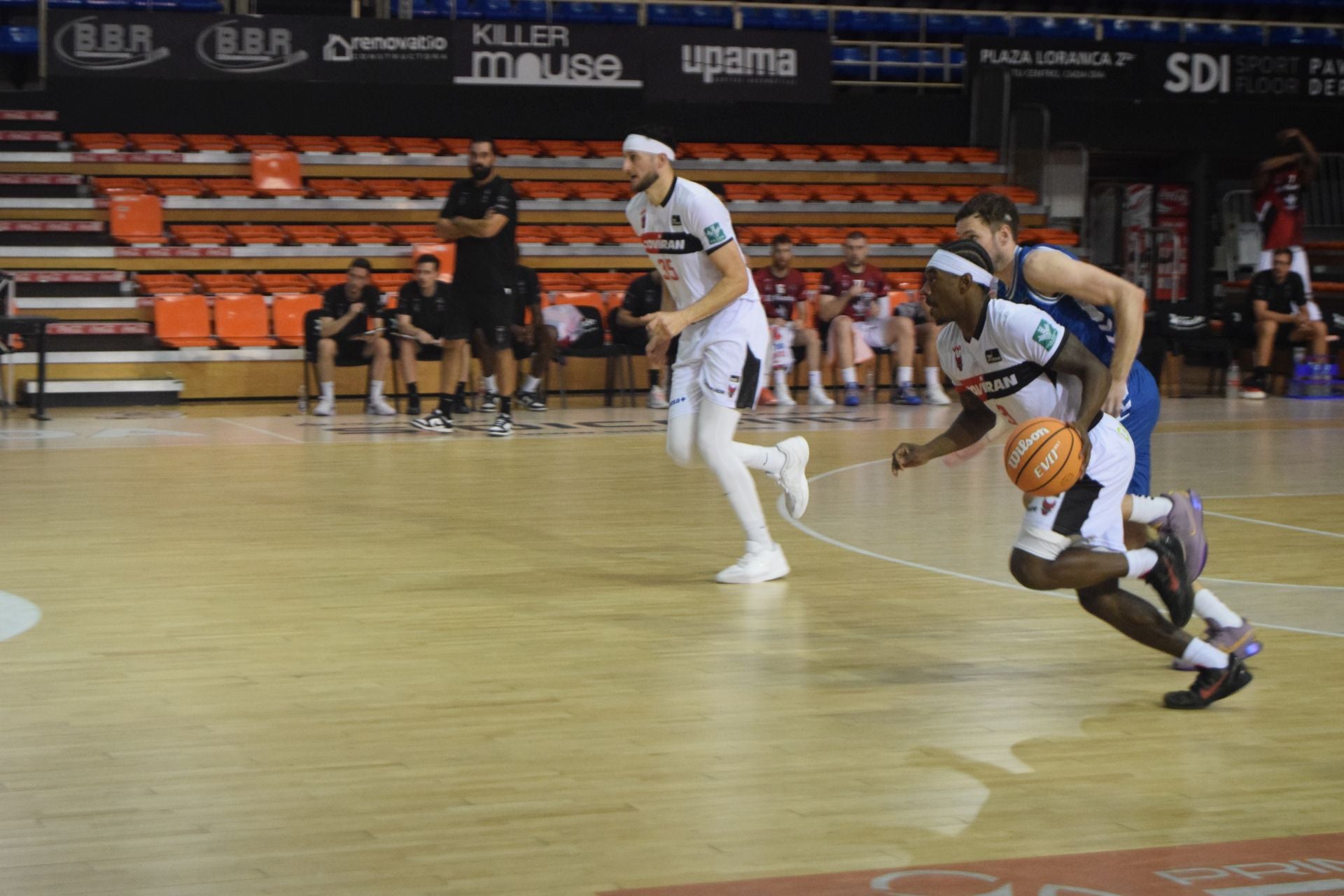 Hankins corre en una contra iniciada por Speight en el pabellón Fernando Martín.