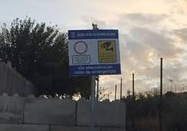 Imagen del cartel en el que se anuncia que hay cámaras sancionadoras.