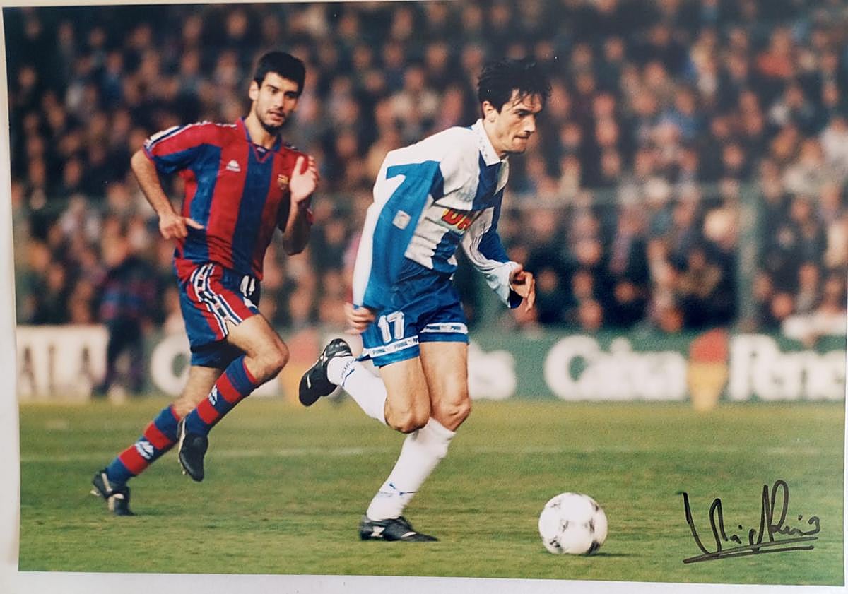 Imagen principal - Pacheta, en el Espanyol junto a Pep Guardiola; con su familia al completo hace años; y de niño en la era familiar junto a Tuli, el perro de la familia.