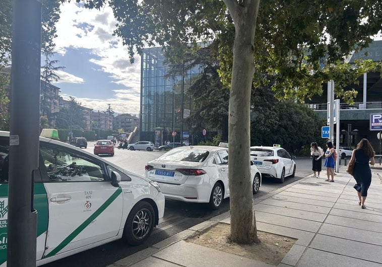 Un fallo en internet impide llamar a un taxi por teléfono en Granada