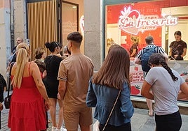 Largas colas en la puerta de La Fresería