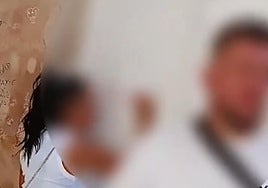 Una pareja realiza pintadas en un muro en el Albaicín