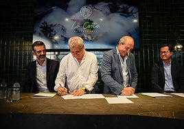 Momento de la firma del convenido entre Restaurante La Costa y Escuela Agraria de Vícar.