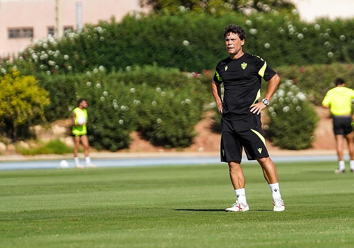 Rubi, atento a la sesión de entreamiento superada por casi todos; sólo se cae Chumi.