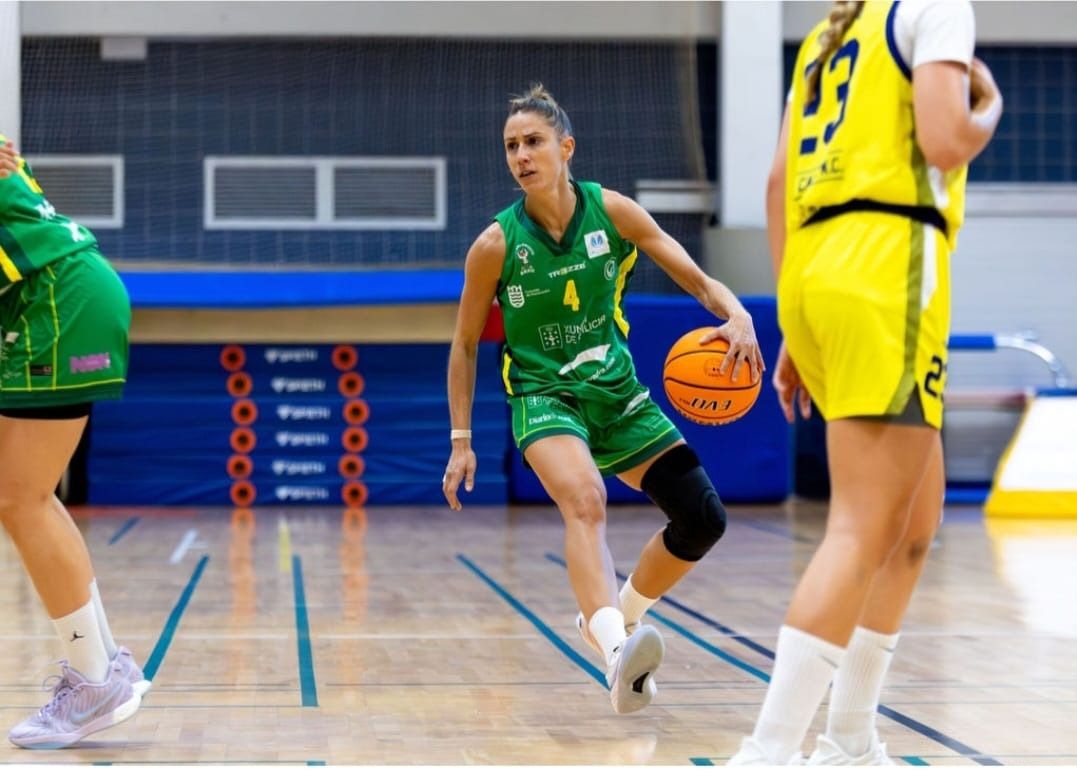 La veterana base Laura Fernánmdez bota el balón mientras organiza un ataque.