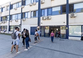 Estudiantes en la puerta de la Facultad de Ciencias.