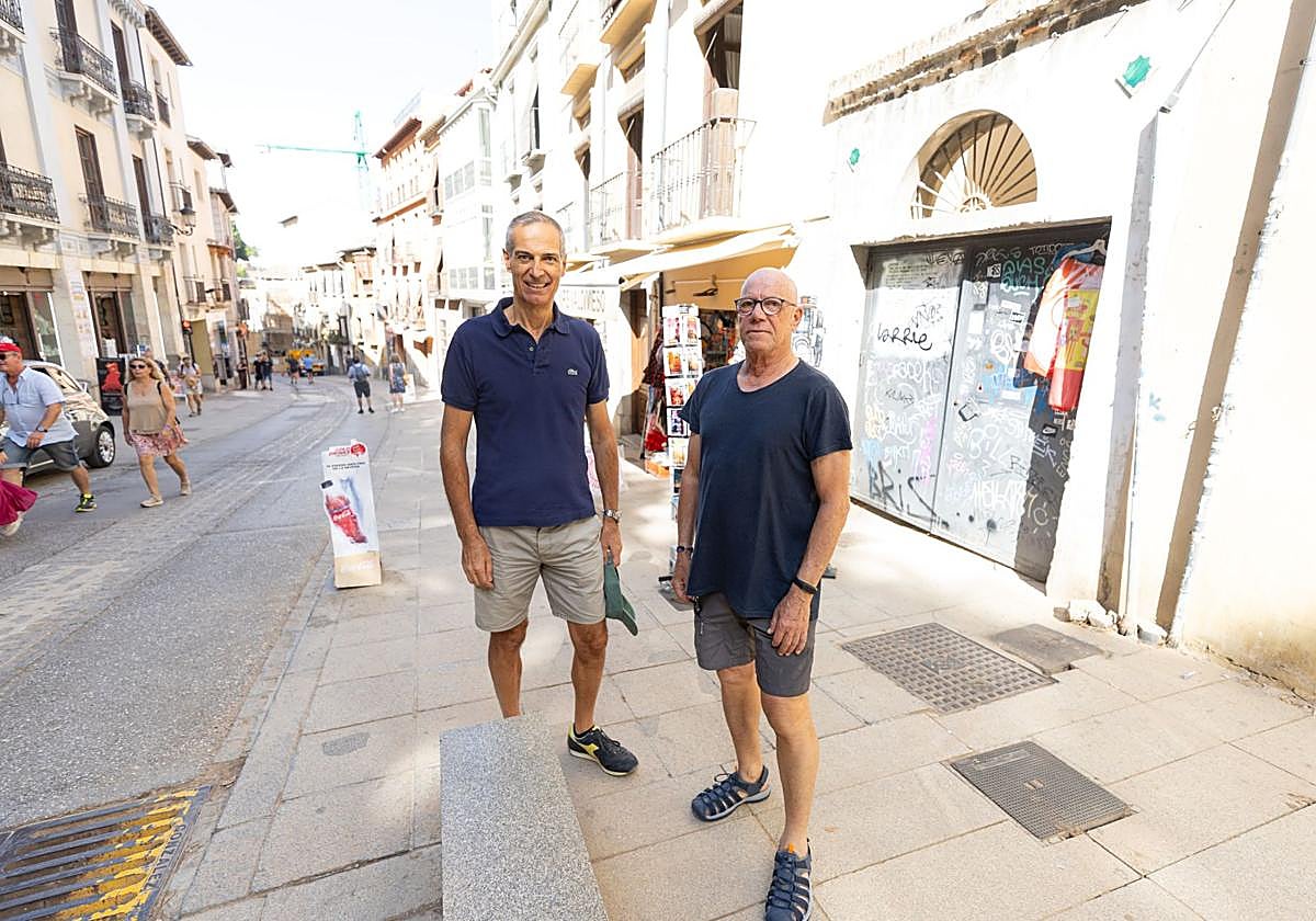Vecinos que reclaman poder aparcar en el solar