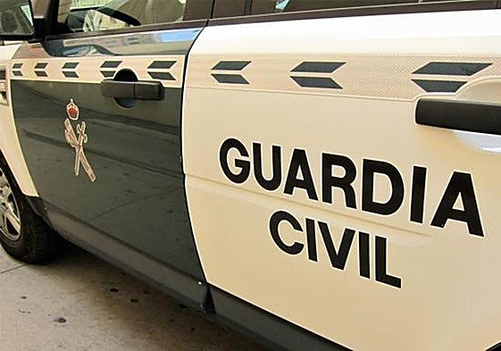 Implicado en un accidente, abandona su coche en mitad de la A-44 en Jaén y se esconde en la maleza