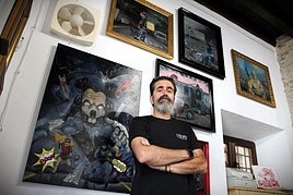 Luciano Sánchez, rodeado de algunas de sus obras expuestas en Silo Eléctrico.