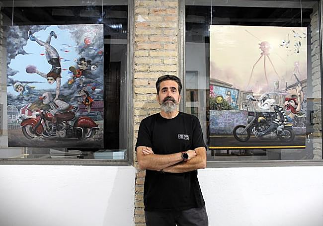 Luciano Sánchez, entre dos obras.