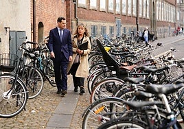 Juanma Moreno junto a la delegada de la Junta de Andalucía en Bruselas, Catalina de Miguel, ayer en Copenhague.
