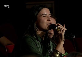 La cantante almeriense Vera GRV durante su intervención en 'La Revuelta'.