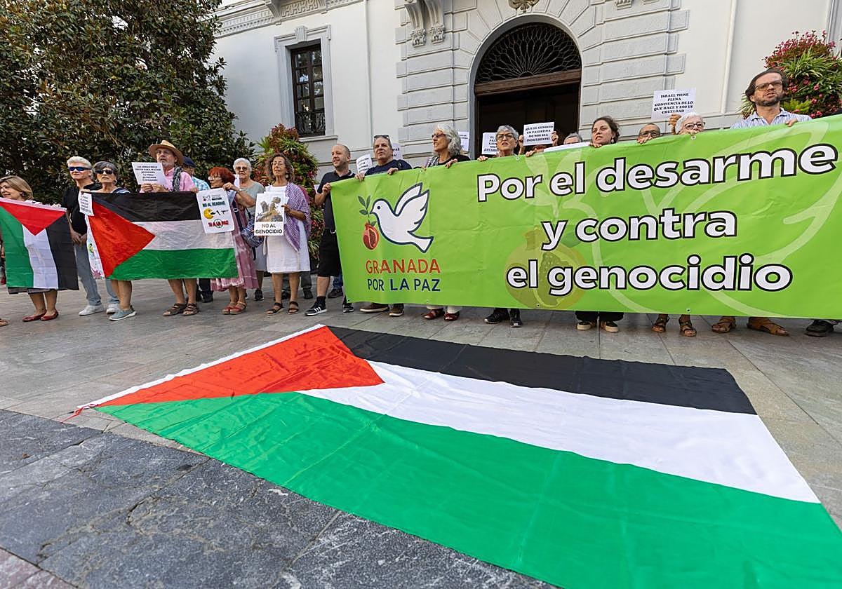 Convocantes del ayuno solidario este viernes ante las puertas del Ayuntamiento.