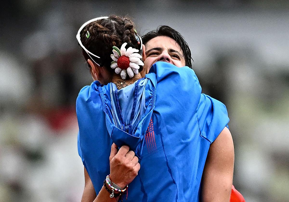María Pérez se abraza con Antonella Palmisano al cruzar la meta.