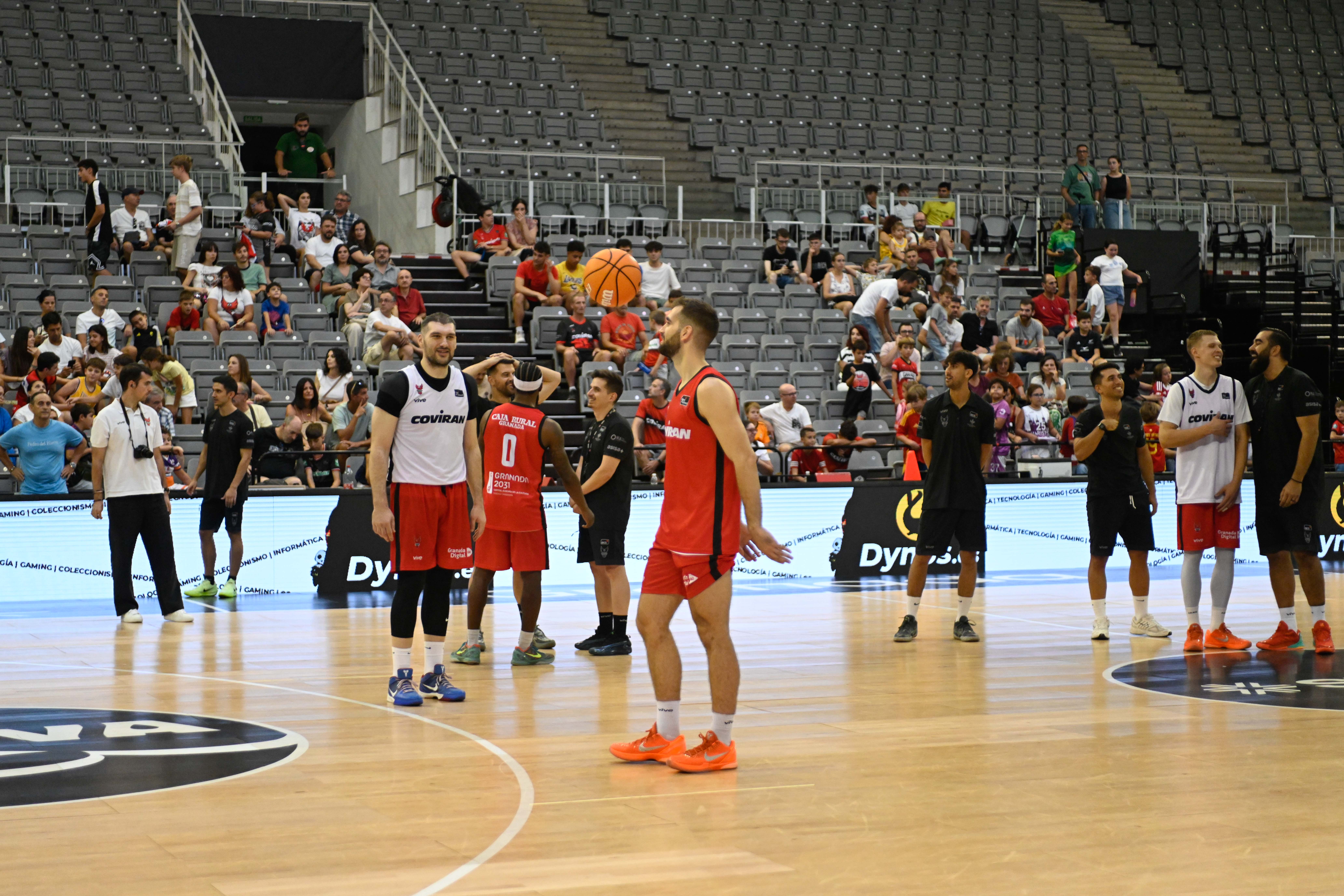 Encuéntrate en el entrenamiento con público del Covirán Granada