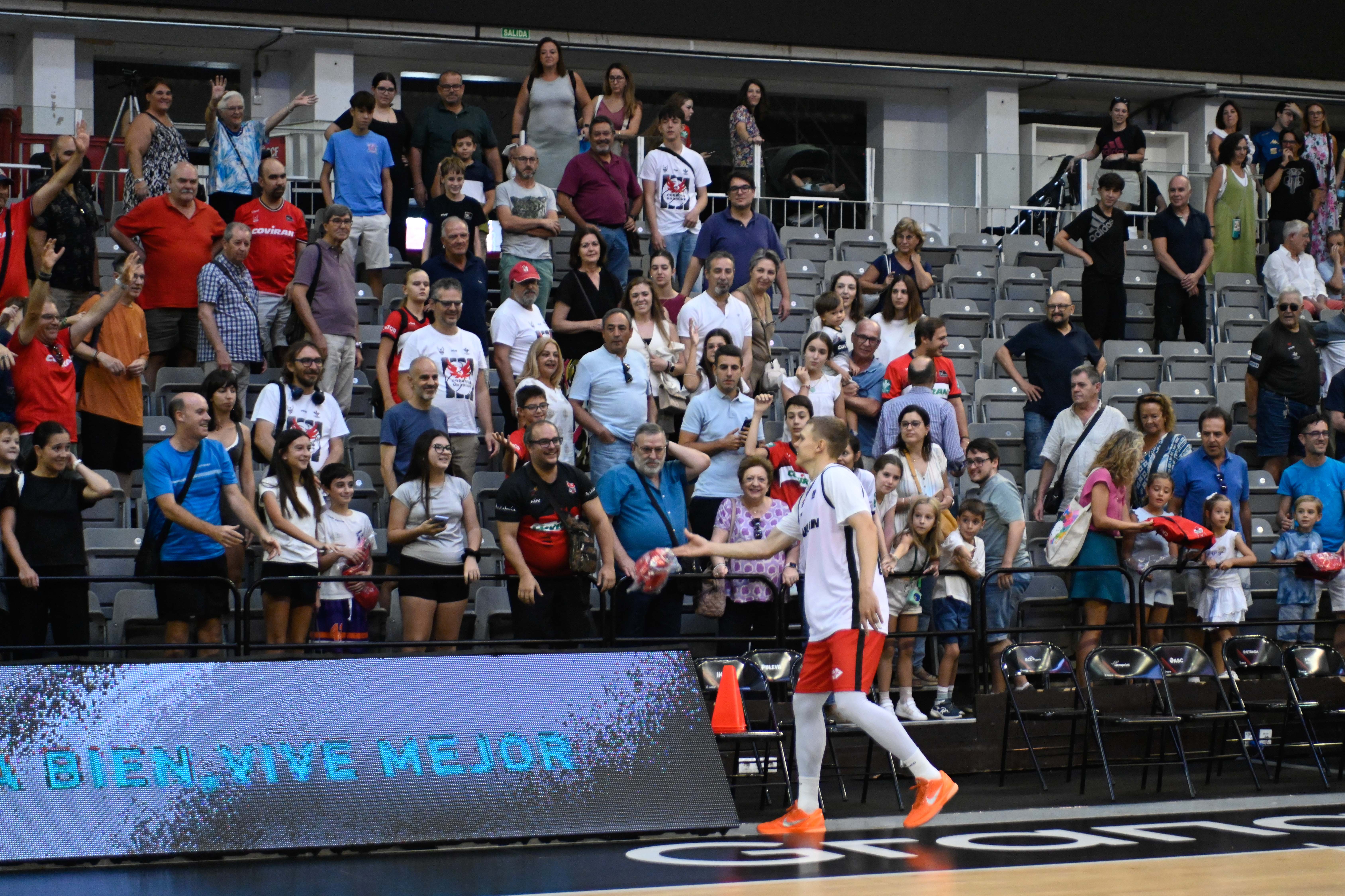 Encuéntrate en el entrenamiento con público del Covirán Granada