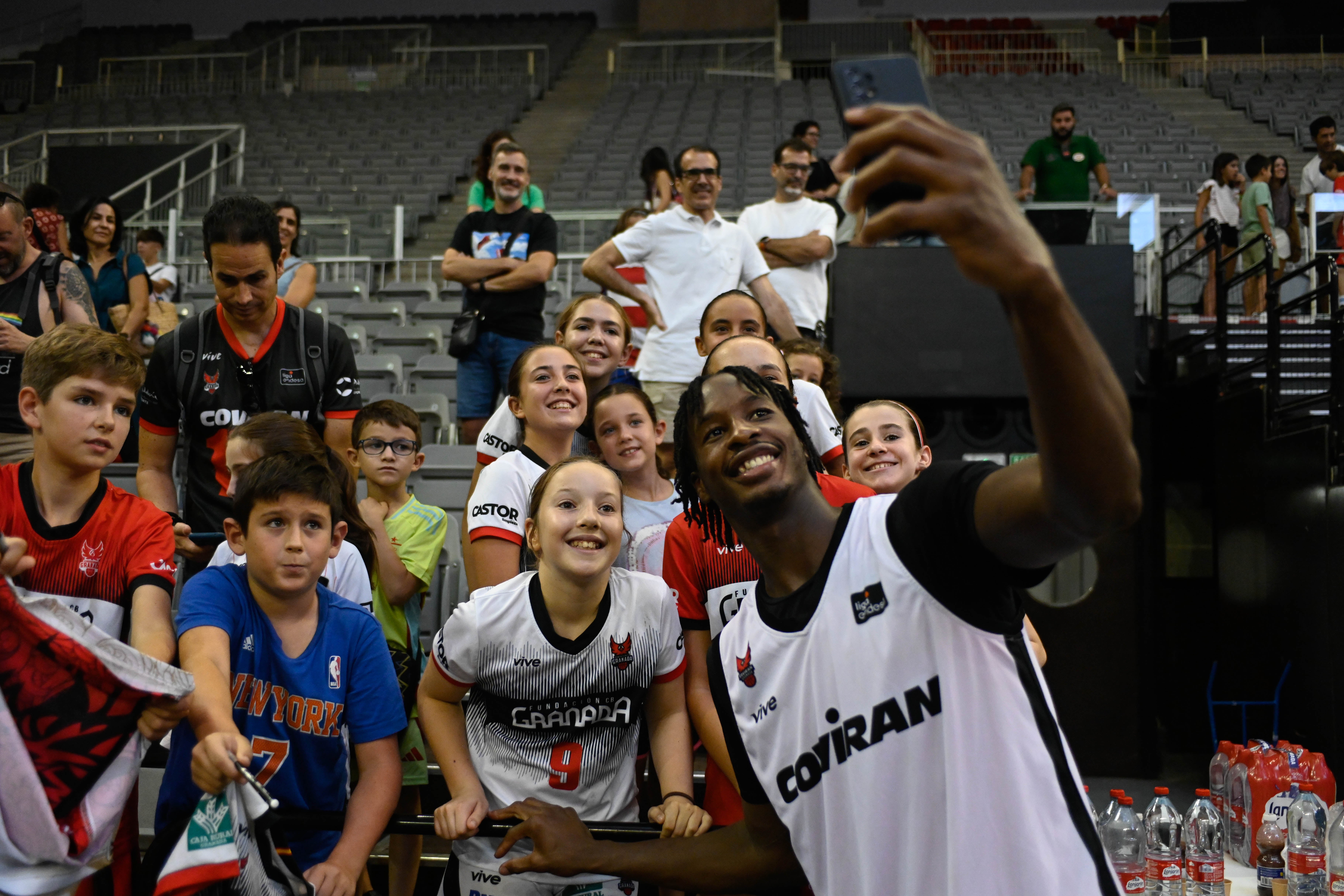 Encuéntrate en el entrenamiento con público del Covirán Granada