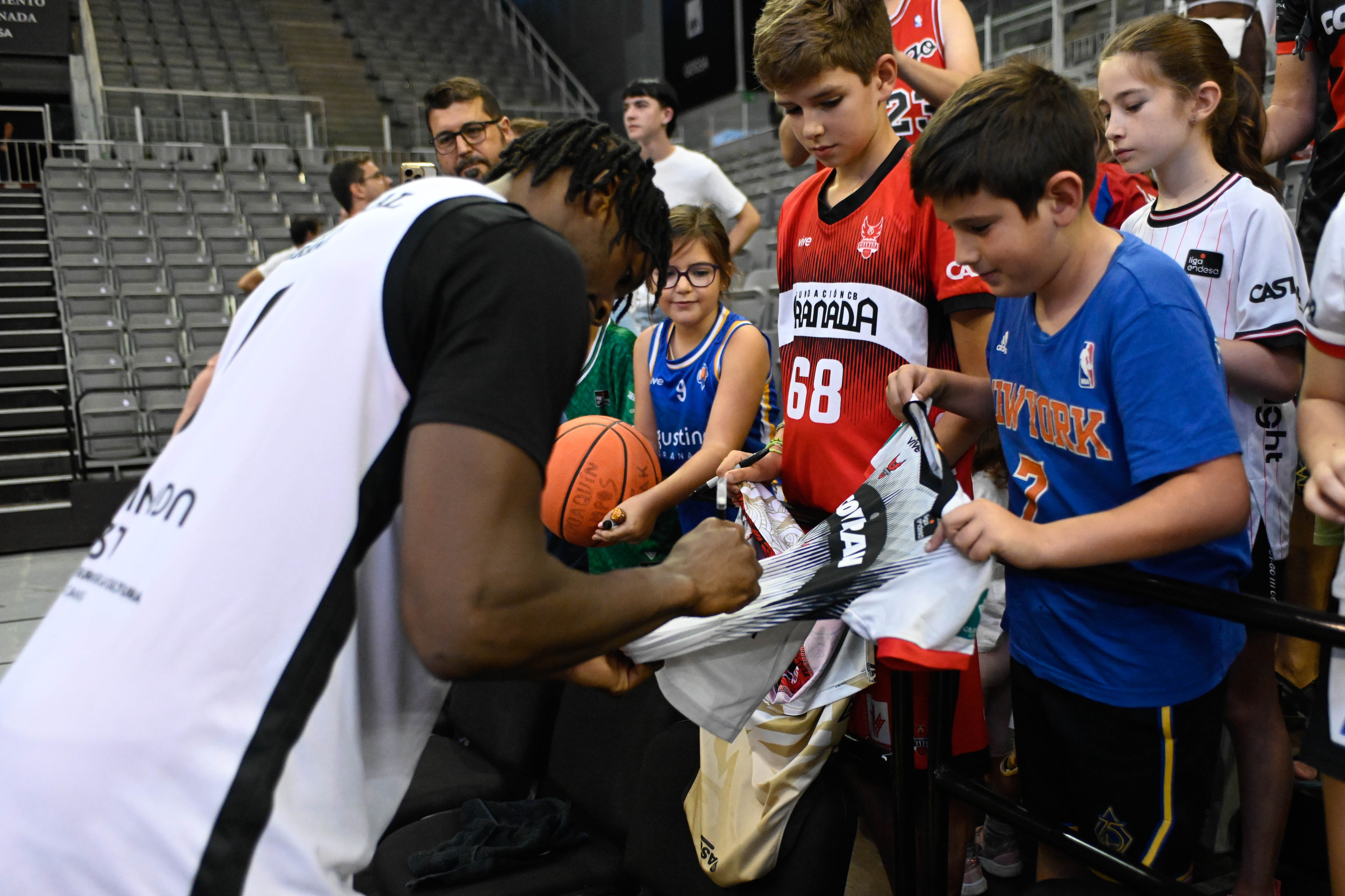 Encuéntrate en el entrenamiento con público del Covirán Granada