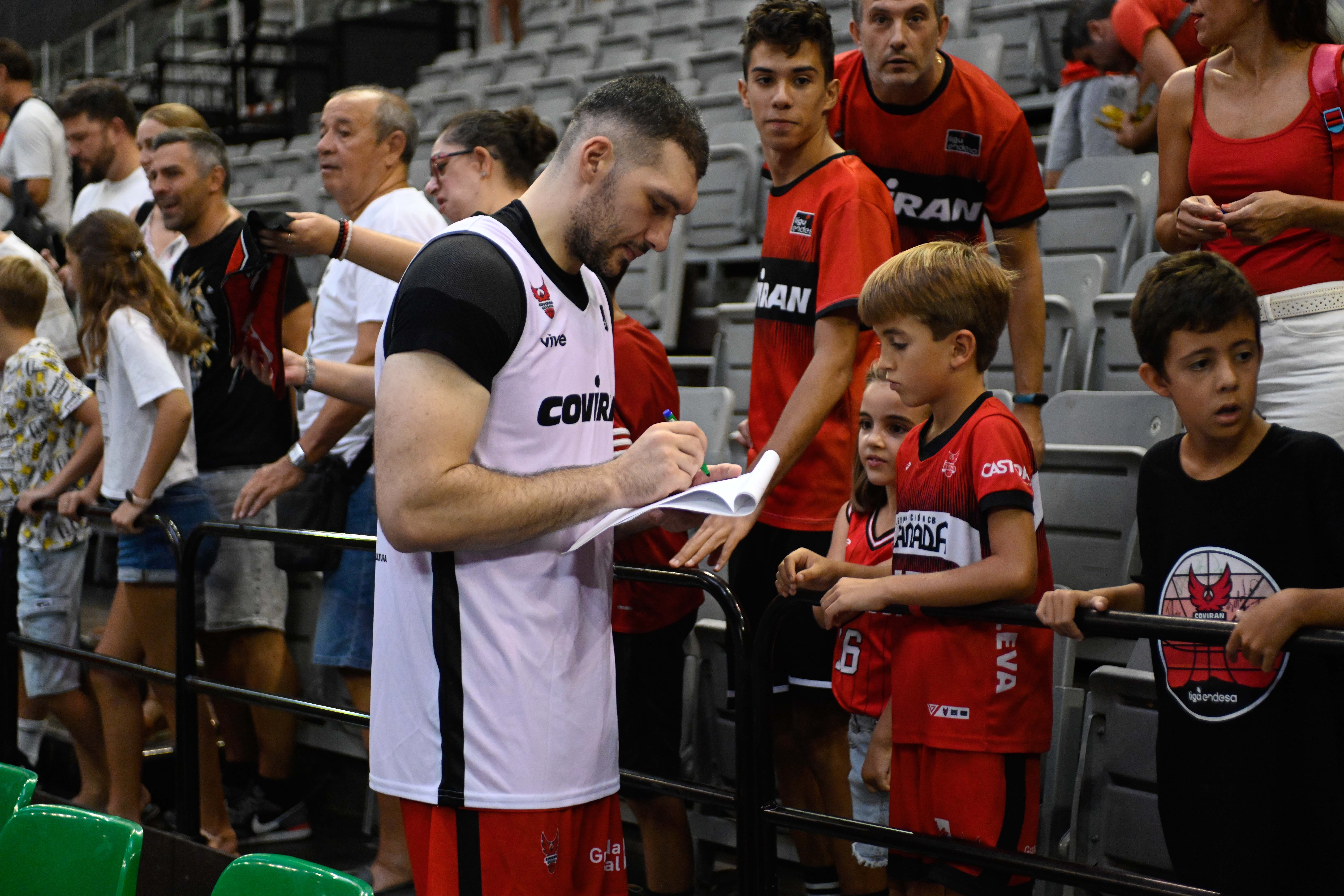 Encuéntrate en el entrenamiento con público del Covirán Granada