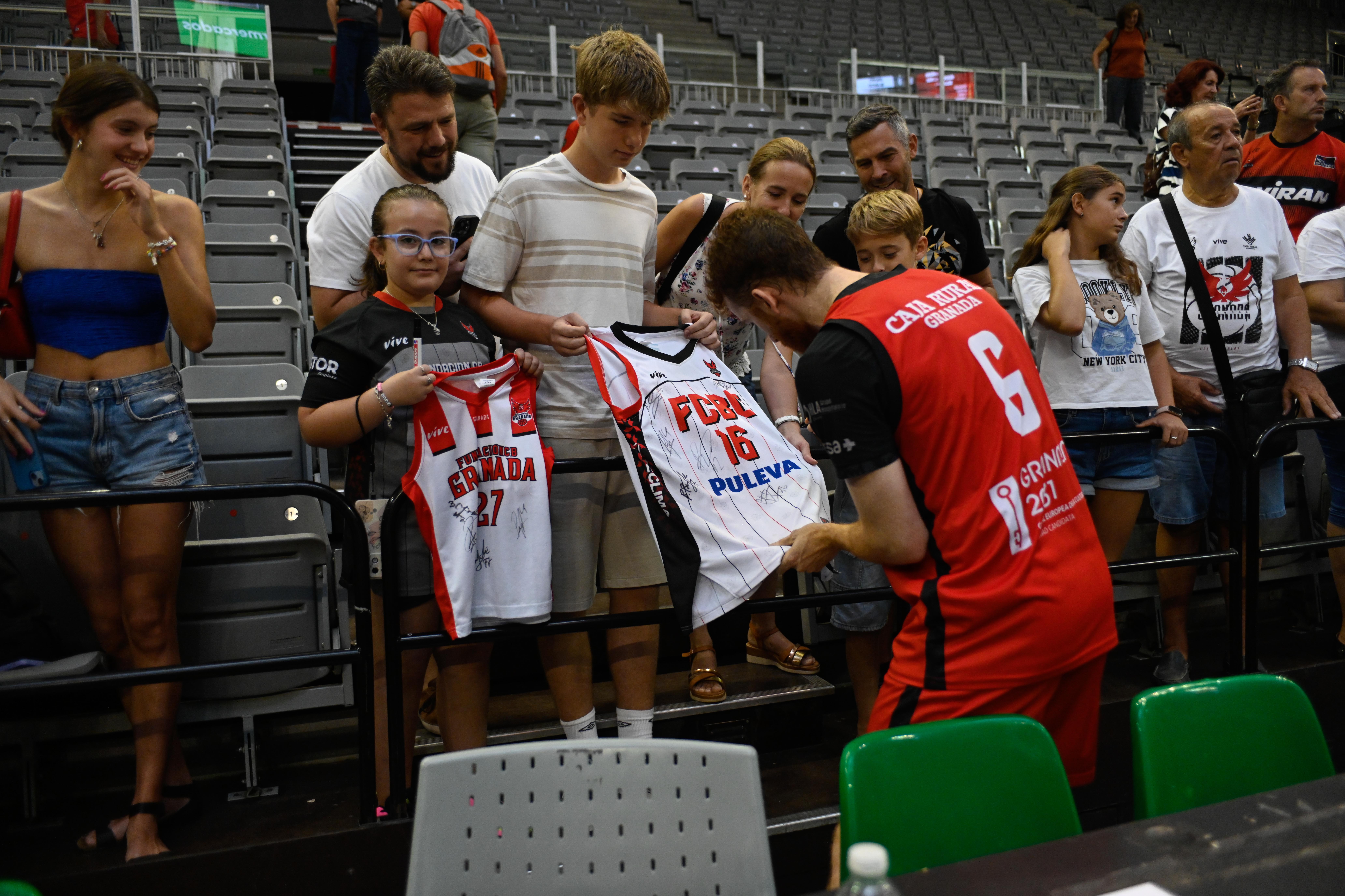 Encuéntrate en el entrenamiento con público del Covirán Granada