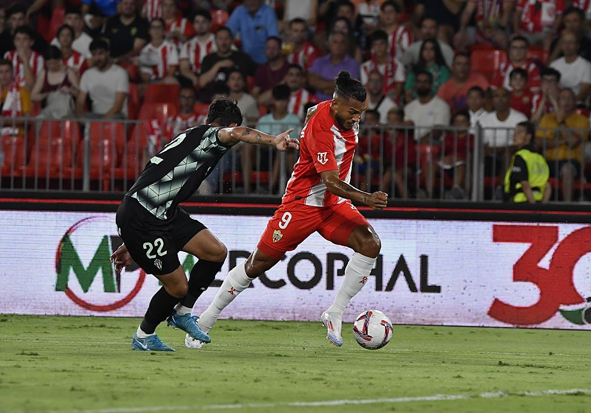 Luis Suárez conduce el balón en el último envite en casa frente al Sporting.