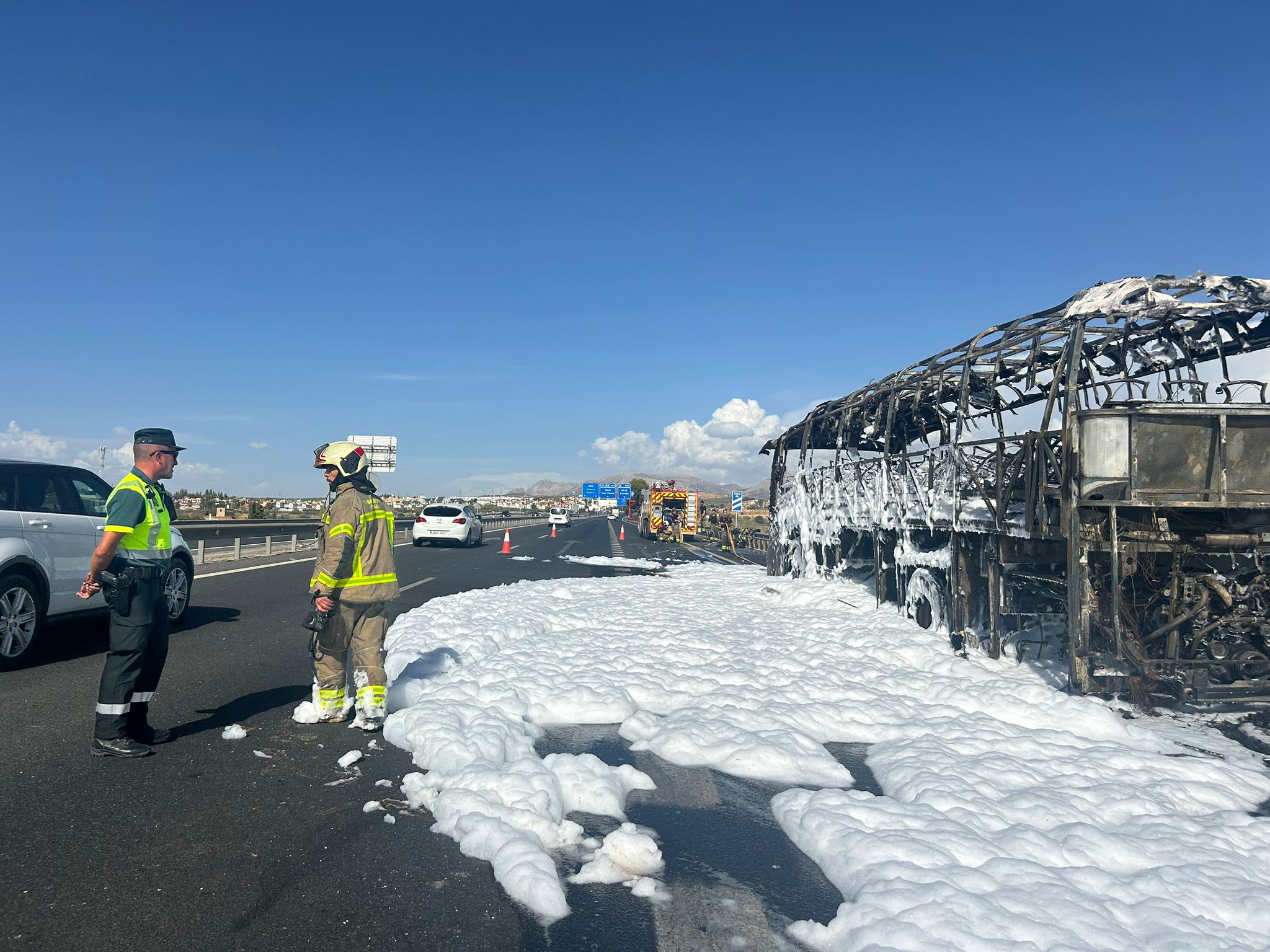Así ha quedado el autobús que ha ardido en la A-92 en Granada