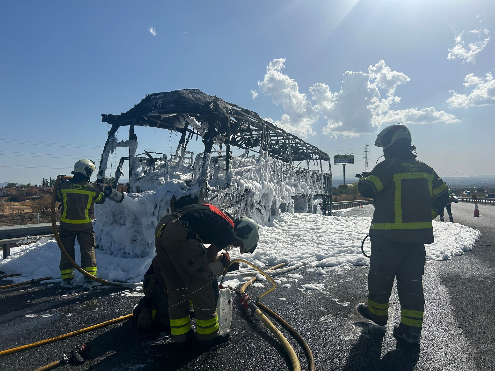 Así ha quedado el autobús que ha ardido en la A-92 en Granada