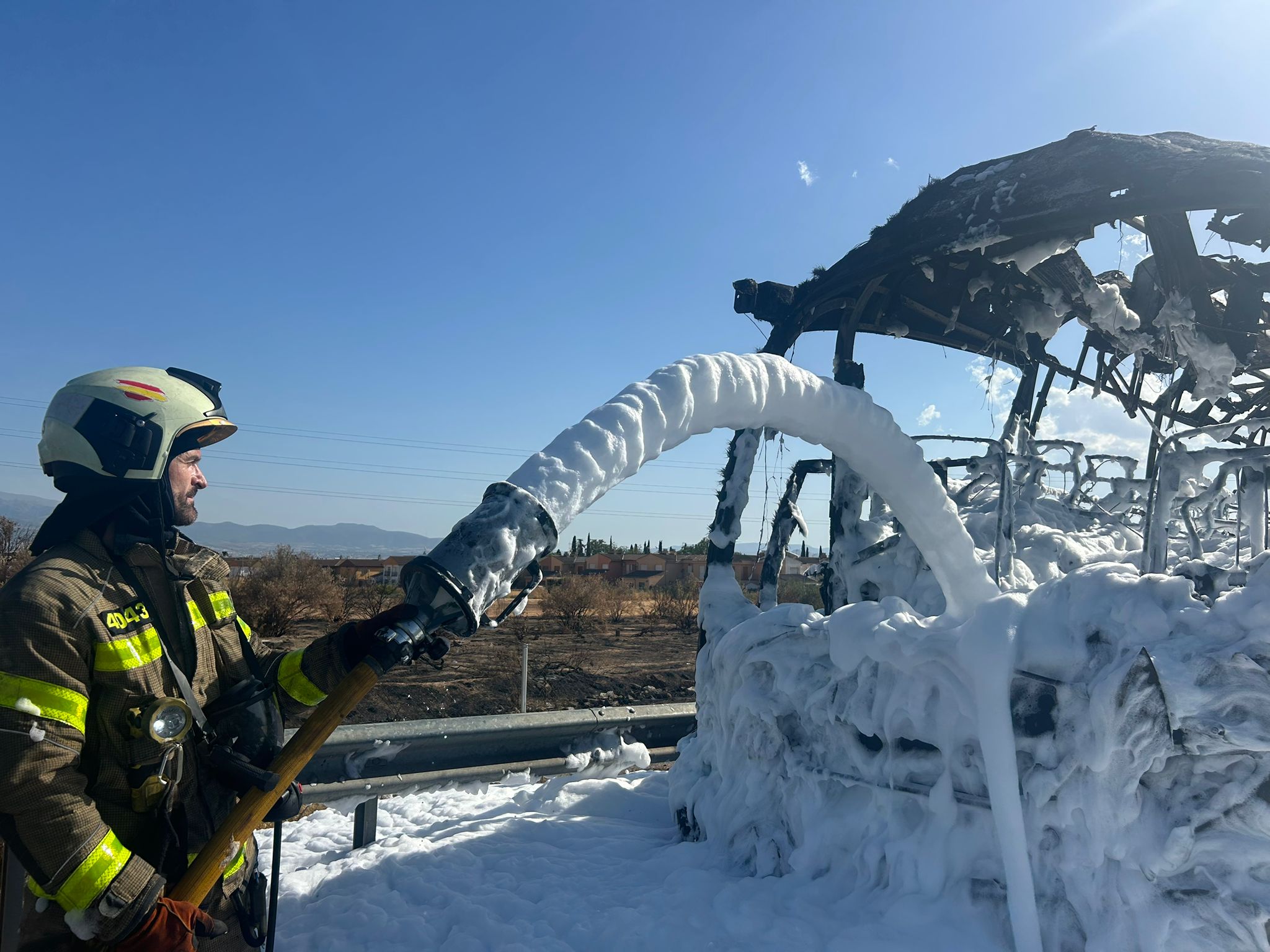 Así ha quedado el autobús que ha ardido en la A-92 en Granada