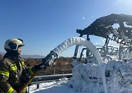 Autobús calcinado en la A-92 esta tarde