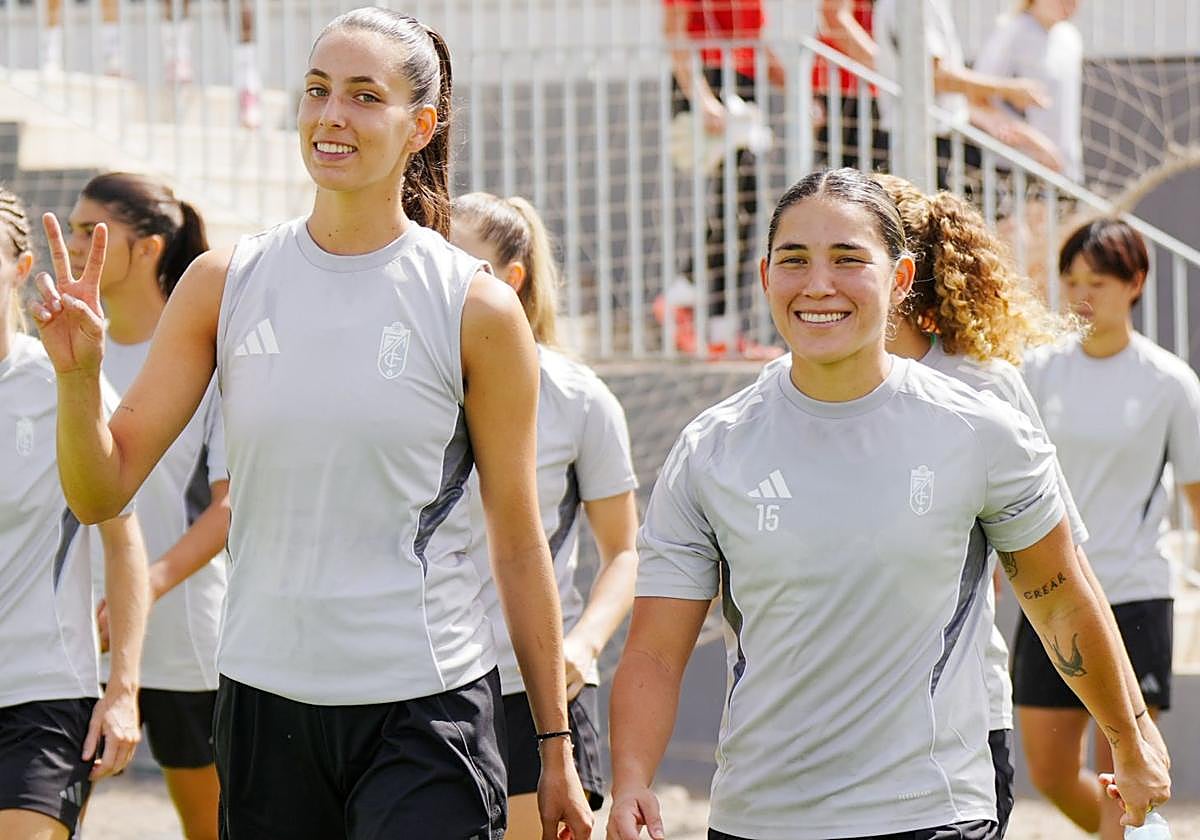 Andrea Gómez y Manoly Baquerizo salen sonrientes a entrenar.