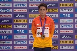 El momento más esperado: María Pérez recibe emocionada su segunda medalla de oro