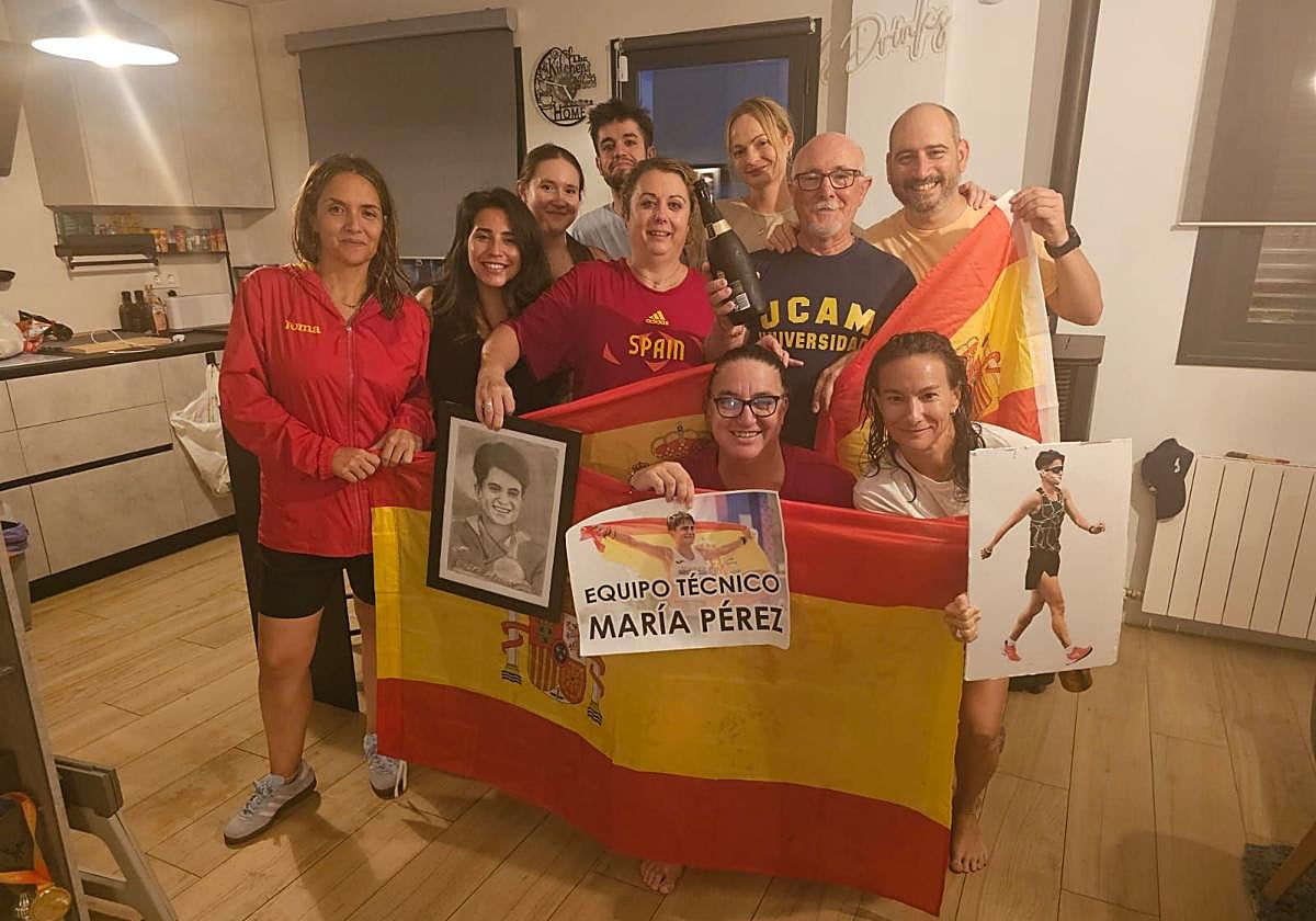 Familiares y amigos de María Pérez, en su casa durante la fiesta por su nuevo título.