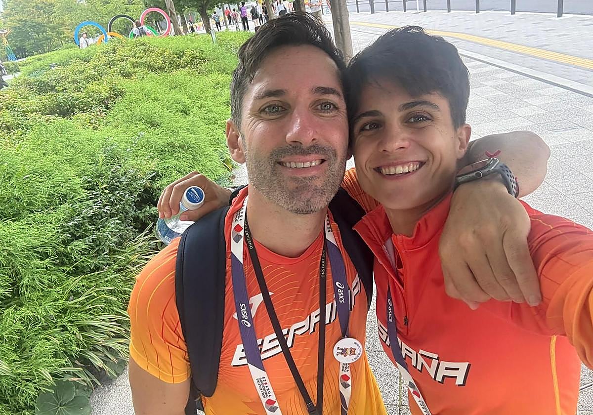 Jacinto Garzón y María Pérez celebran el título mundial de 20 kilómetros.