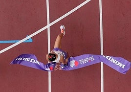María Pérez cruza la meta en el estadio nacional de Japón.