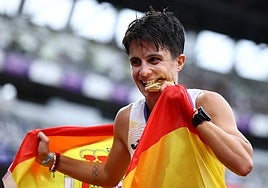 María Pérez muerde la medalla de oro correspondiente a la prueba de 20 kilómetros marcha.