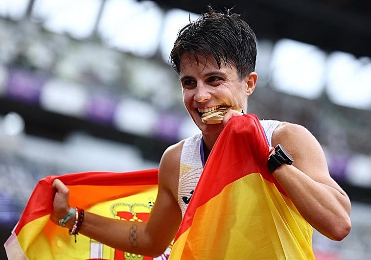 María Pérez muerde la medalla de oro correspondiente a la prueba de 20 kilómetros marcha.