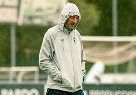 El entrenador Luis Miguel Ramis, durante un entrenamiento con el Burgos.
