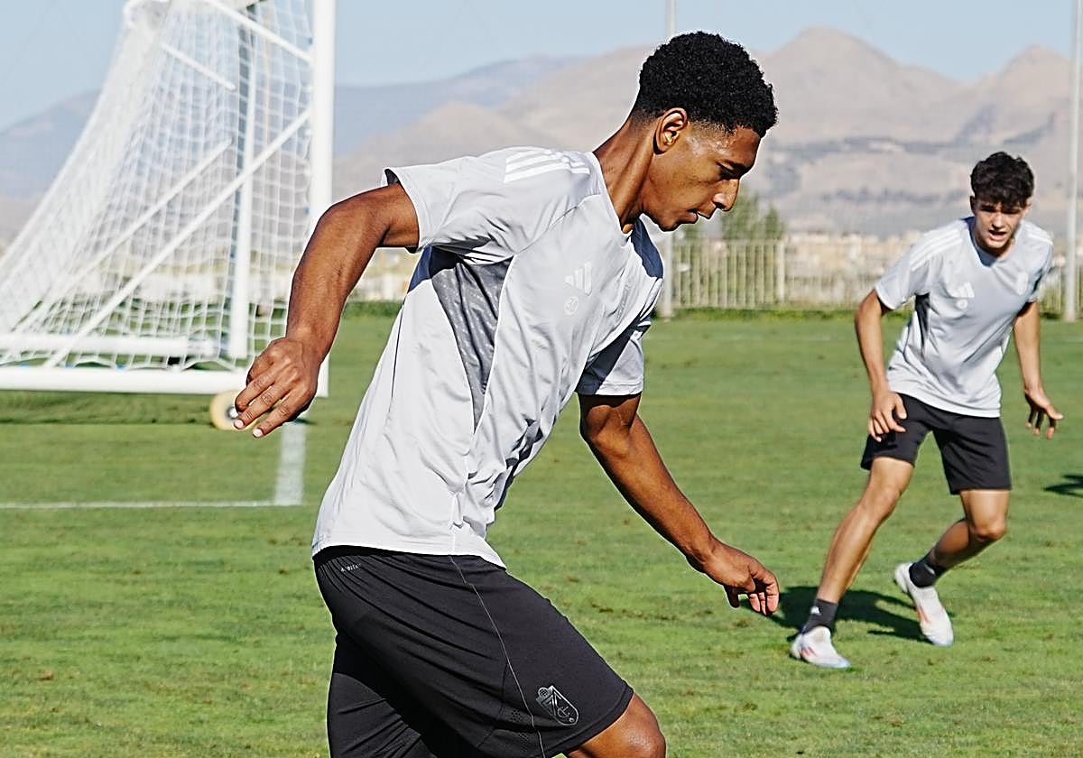 El recreativista Owen, durante un entrenamiento con el filial del Granada.