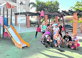 Parque Rederos del Varadero con los columpios «en mal estado».