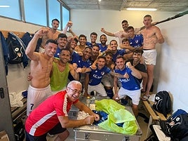 Los jugadores azulillos celebran el triunfo en el vestuario.