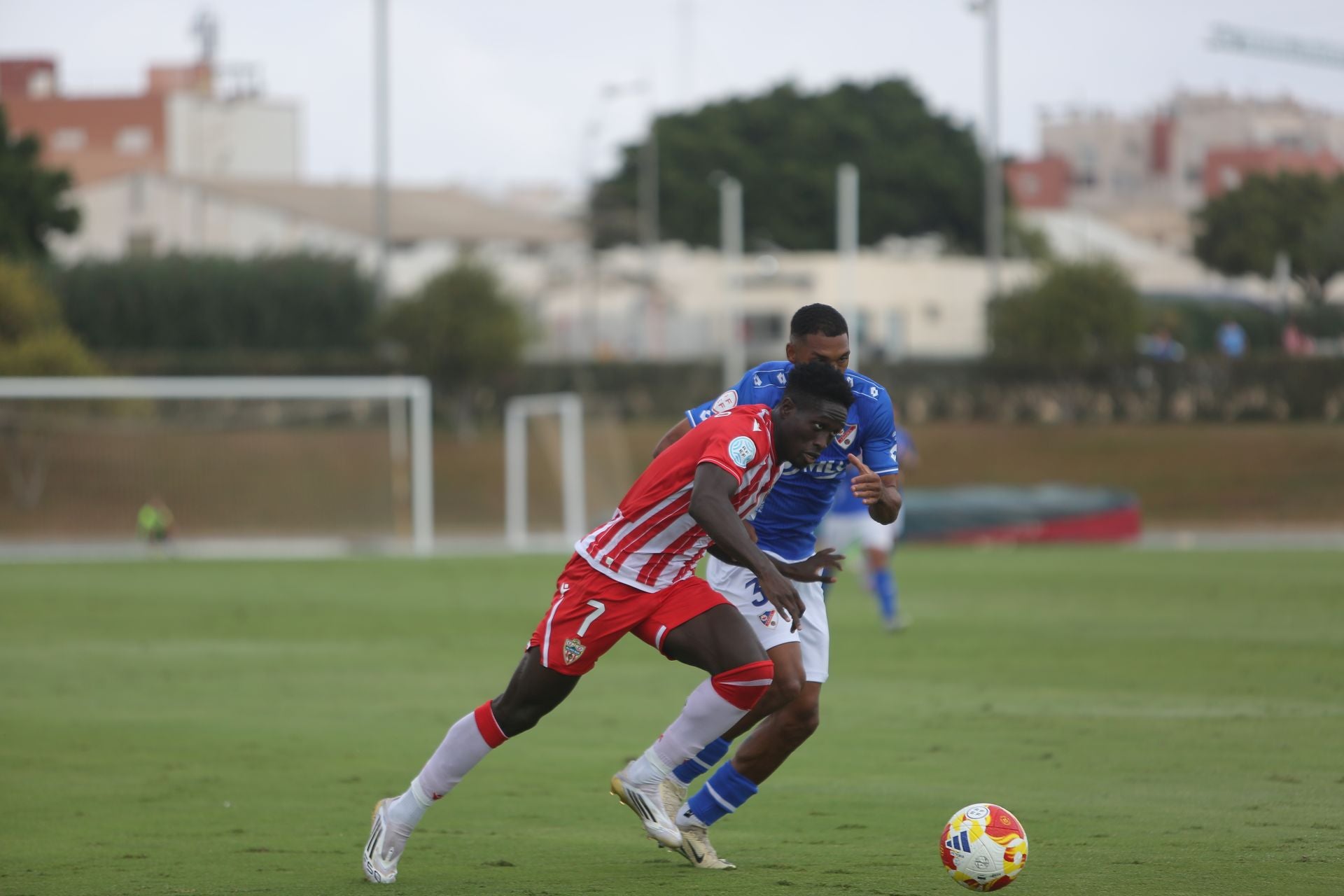 La verticalidad de Marciano dio opciones al Almería B (arriba). El rojiblanco no puede conectar bien el remate (abajo).