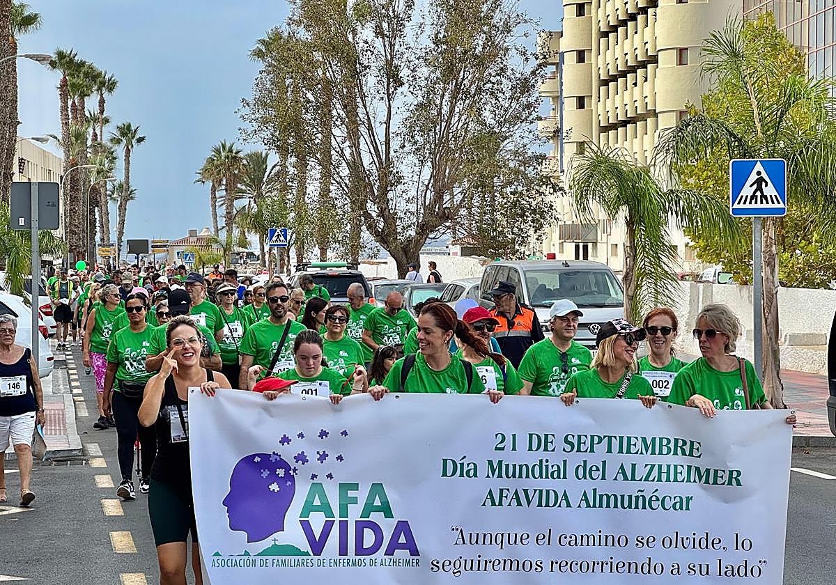 Almuñécar reúne a 300 personas en la marcha solidaria «Caminando por la Memoria» con motivo del Día Mundial del Alzheimer