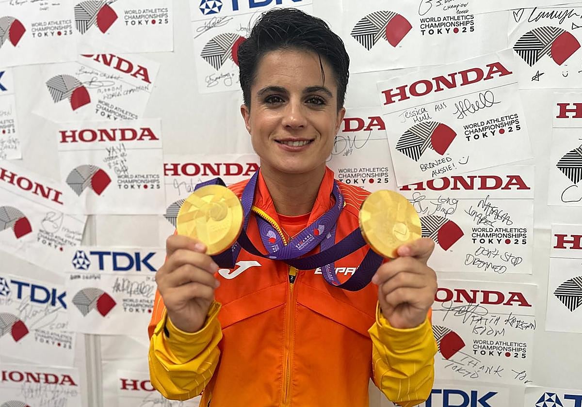María Pérez muestra sus dos medallas de oro en las pruebas de 20 y 35 kilómetros marcha en el Mundial de Tokio.