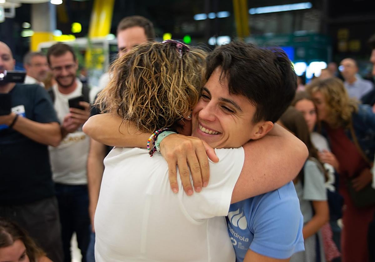 María Pérez recibe el abrazo de su madre Paqui por sorpresa.