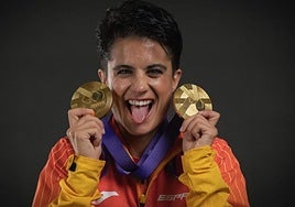 María Pérez celebra sus dos nuevas medallas de oro en el Campeonato del Mundo.