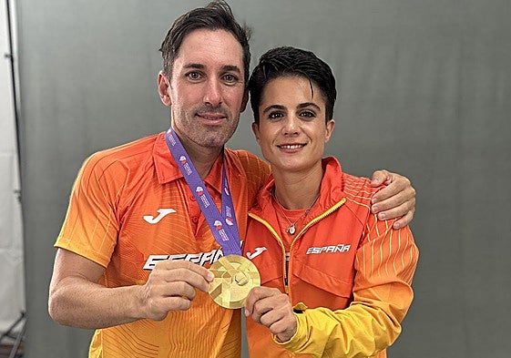 Jacinto Garzón y María Pérez celebran su medalla de oro en la prueba de 20 kilómetros marcha,